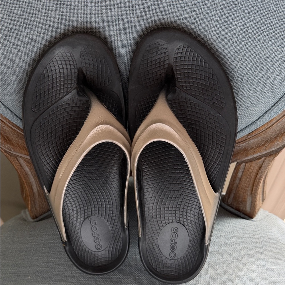 OOFOS Women's Sandals in Black and Tan - Picture 8 of 9